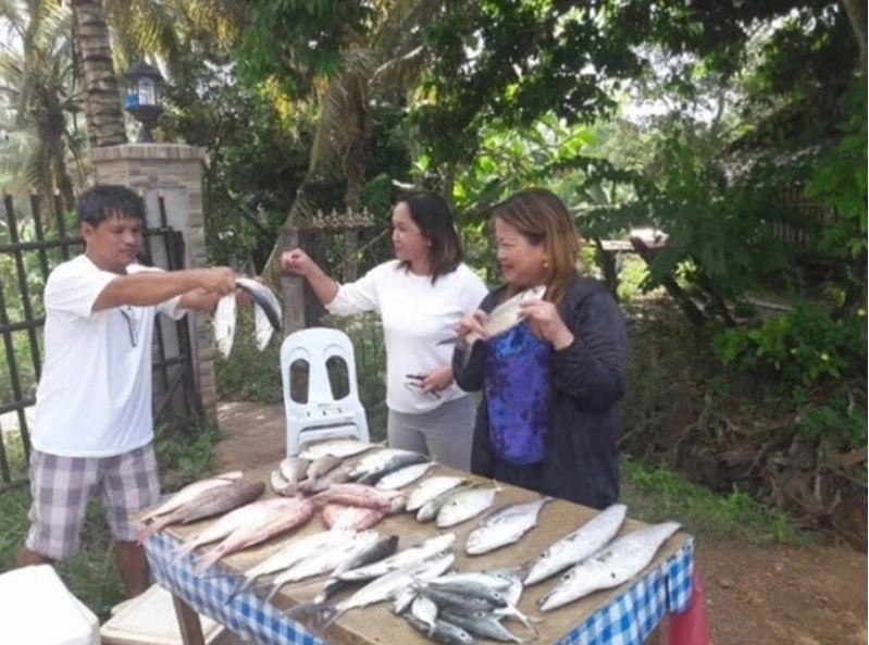 Pagtitinda Ng Isda Ay Pinagkakitaan Ng Isang Pari Upang Makapagpatayo