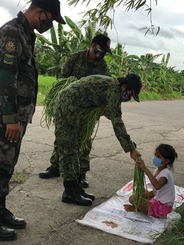 Mga Pulis Sa Camsur Binili Lahat Ang Paninda Ng Batang Nagtitinda Sa