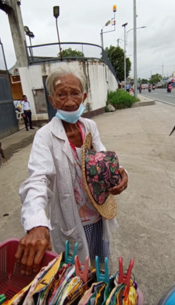 Isang 84 Taong Gulang Na Lola Nagtitinda Pa Rin Ng Mga Basahan Sa