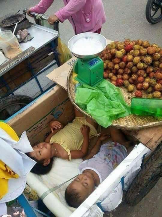 Litrato Ng Mga Bata Natutulog Sa Kariton Habang Nagtitinda Ang Kanilang Mga Magulang Kumakalat 5347