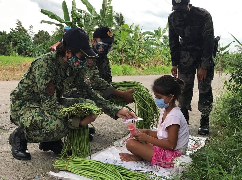 Mga Pulis Sa Camsur Binili Lahat Ang Paninda Ng Batang Nagtitinda Sa